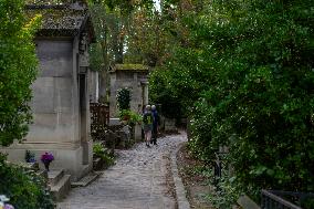 Père Lachaise The Biggest Cementery In Paris