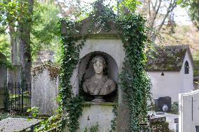 Père Lachaise The Biggest Cementery In Paris