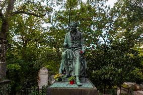 Père Lachaise The Biggest Cementery In Paris