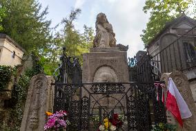 Père Lachaise The Biggest Cementery In Paris