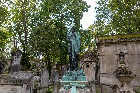 Père Lachaise The Biggest Cementery In Paris