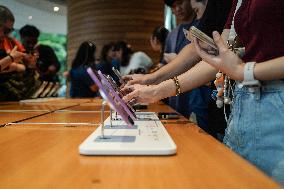 Apple Store In Thailand Shelves Hits IPhone 16.