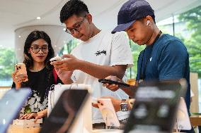 Apple Store In Thailand Shelves Hits IPhone 16.