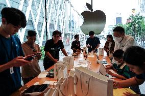 Apple Store In Thailand Shelves Hits IPhone 16.