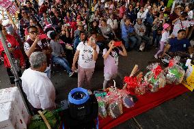 Nopal Cactus De-stalking And Chopping Contest In Mexico