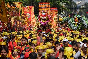 The Tradition Of 'Gotong Toapekong' (Carrying Toapekong) In Indonesia