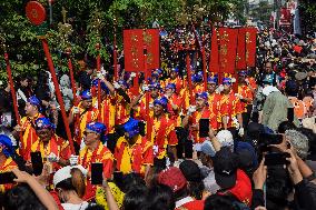 The Tradition Of 'Gotong Toapekong' (Carrying Toapekong) In Indonesia