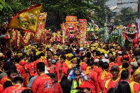 The Tradition Of 'Gotong Toapekong' (Carrying Toapekong) In Indonesia