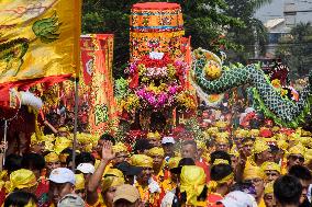 The Tradition Of 'Gotong Toapekong' (Carrying Toapekong) In Indonesia