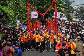 The Tradition Of 'Gotong Toapekong' (Carrying Toapekong) In Indonesia