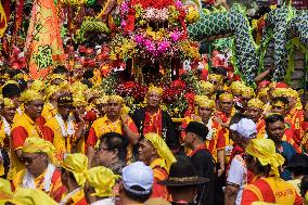 The Tradition Of 'Gotong Toapekong' (Carrying Toapekong) In Indonesia