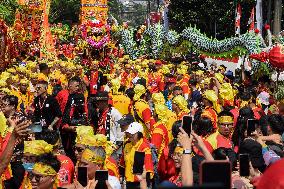 The Tradition Of 'Gotong Toapekong' (Carrying Toapekong) In Indonesia