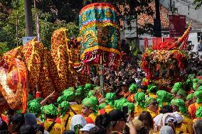 The Tradition Of 'Gotong Toapekong' (Carrying Toapekong) In Indonesia