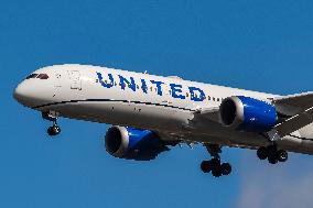 United Airlines Boeing 787 Dreamliner Landing