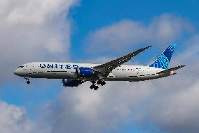 United Airlines Boeing 787 Dreamliner Landing