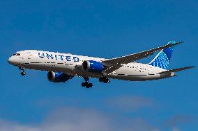 United Airlines Boeing 787 Dreamliner Landing