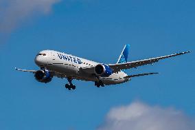 United Airlines Boeing 787 Dreamliner Landing