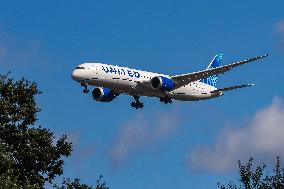 United Airlines Boeing 787 Dreamliner Landing