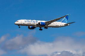 United Airlines Boeing 787 Dreamliner Landing