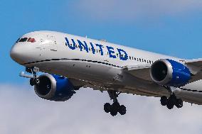 United Airlines Boeing 787 Dreamliner Landing