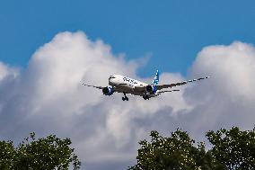 United Airlines Boeing 787 Dreamliner Landing