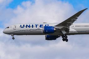 United Airlines Boeing 787 Dreamliner Landing