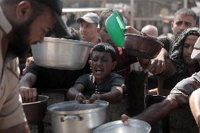 Displaced Palestinians Face Daily Wait For Food - Gaza