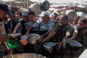 Displaced Palestinians Face Daily Wait For Food - Gaza