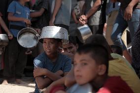 Displaced Palestinians Face Daily Wait For Food - Gaza