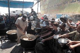 Displaced Palestinians Face Daily Wait For Food - Gaza