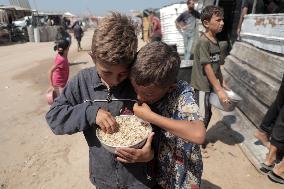 Displaced Palestinians Face Daily Wait For Food - Gaza