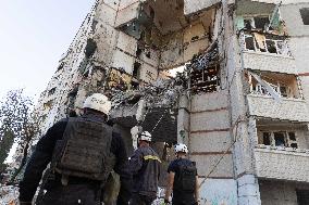 3 Killed As Russians Strike Apartment Block - Kharkiv