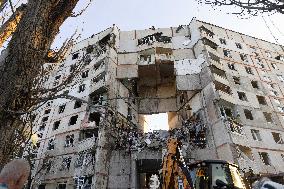 3 Killed As Russians Strike Apartment Block - Kharkiv