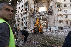 3 Killed As Russians Strike Apartment Block - Kharkiv