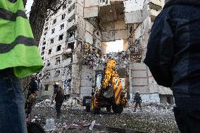 3 Killed As Russians Strike Apartment Block - Kharkiv