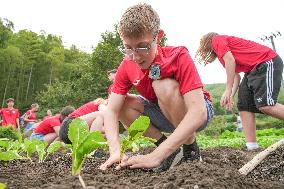 British Students Experience Farming in Huzhou