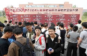 Campus Job Fair Held in Handan