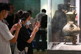 Visitors Visit The Nanjing Museum in Nanjing