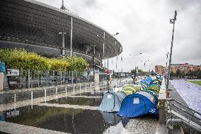 Fans Camp Out 4 Days Before Mylene Farmer Concert - Paris