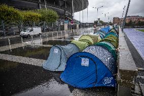 Fans Camp Out 4 Days Before Mylene Farmer Concert - Paris