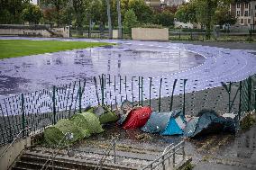 Fans Camp Out 4 Days Before Mylene Farmer Concert - Paris