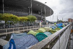 Fans Camp Out 4 Days Before Mylene Farmer Concert - Paris