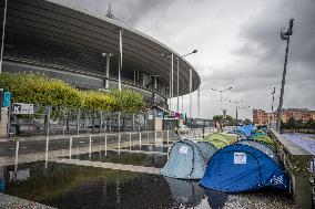 Fans Camp Out 4 Days Before Mylene Farmer Concert - Paris