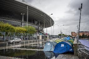 Fans Camp Out 4 Days Before Mylene Farmer Concert - Paris