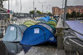 Fans Camp Out 4 Days Before Mylene Farmer Concert - Paris