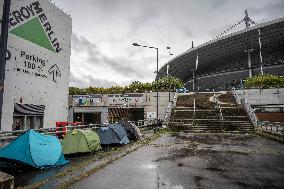 Fans Camp Out 4 Days Before Mylene Farmer Concert - Paris