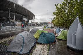 Fans Camp Out 4 Days Before Mylene Farmer Concert - Paris