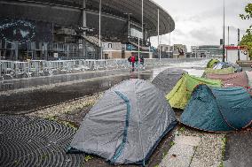 Fans Camp Out 4 Days Before Mylene Farmer Concert - Paris