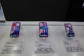 Apple's New IPhone 16 Series Launch In Stores In Kashmir, India