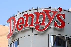 Denny's signage and logo